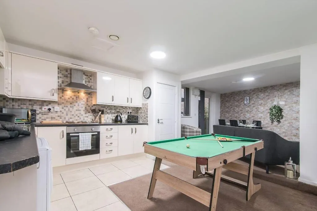 Luxury Hot Tub Apartment + 3 Double Bedrooms And Pool Table Nottingham